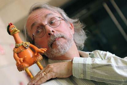 El director Peter Lord, ayer en el IVAM con un muñeco de <i>Ginger</i>, protagonista de <i>Chicken run</i>.