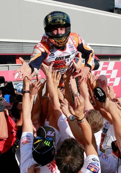 M&aacute;rquez celebra con su equipo la consecuci&oacute;n de su tercer t&iacute;tulo tras cuatro a&ntilde;os en MotoGP. 