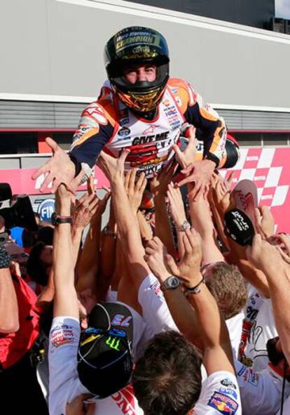 M&aacute;rquez celebra con su equipo la consecuci&oacute;n de su tercer t&iacute;tulo tras cuatro a&ntilde;os en MotoGP. 