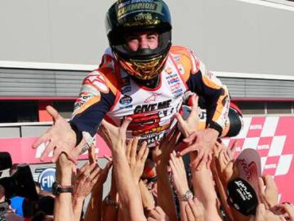 M&aacute;rquez celebra con su equipo la consecuci&oacute;n de su tercer t&iacute;tulo tras cuatro a&ntilde;os en MotoGP. 