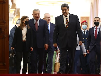 El viceprimer ministro de Rusia, Yuri Borisov, camina junto al presidente de Venezuela, Nicolás Maduro, el 16 de febrero, en Caracas.