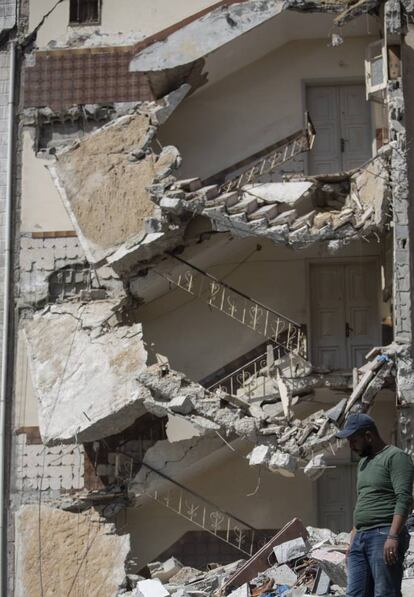 Un hombre busca supervivientes entre los escombros de un edificio en Gaza. Amnistía Internacional y otras organizaciones humanitarias han pedido al Tribunal Penal Internacional, que investiga los presuntos crímenes cometidos por el Ejército israelí y las milicias gazatíes a partir de 2014, que incorpore los últimos casos de bombardeos masivos.