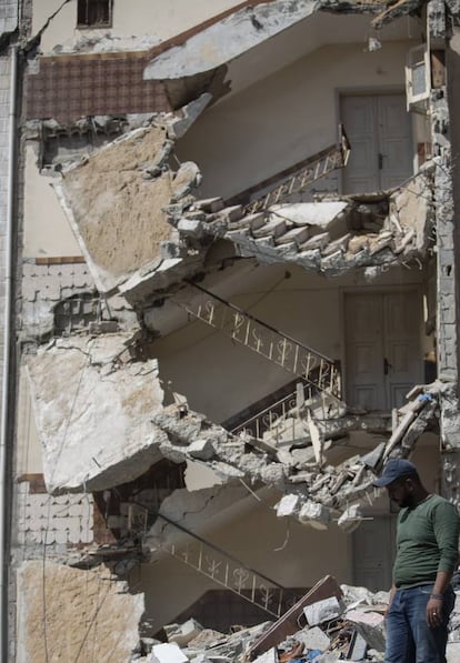 Un hombre busca supervivientes entre los escombros de un edificio en Gaza. Amnistía Internacional y otras organizaciones humanitarias han pedido al Tribunal Penal Internacional, que investiga los presuntos crímenes cometidos por el Ejército israelí y las milicias gazatíes a partir de 2014, que incorpore los últimos casos de bombardeos masivos.