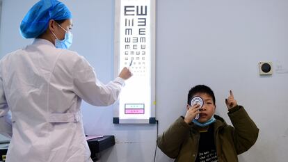 Una oftalmóloga examina a un niño, en Hefei (China).