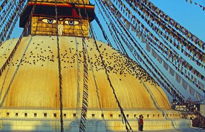 Boudhanath, epicentro de la comunidad budista tibetana en Nepal, alberga una de las estupas más grandes y antiguas (600 d. C.) del valle de Katmandú. Su espectacular cúpula blanca, rematada por una torre dorada, ha sido reconstruida tras el terremoto de 2015. Bajo los grandes ojos de Buda, monjes y peregrinos realizan el ritual del kora girando alrededor de la estupa mientras recitan los mantras.