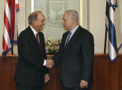 El enviado estadounidense, George Mitchell, estrecha la mano al primer ministro israelí, Benjamin Netanyahu.