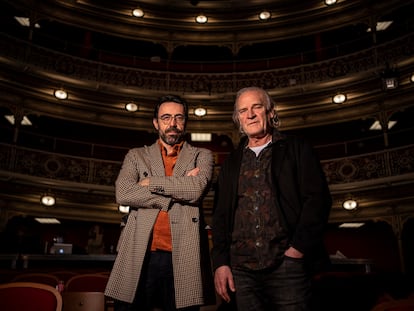 Lluís Homar, director, e Israel Elejalde, actor, en el Teatro de la Comedia de Madrid, donde presentan la obra de Lope de Vega 'Lo fingido verdadero'.