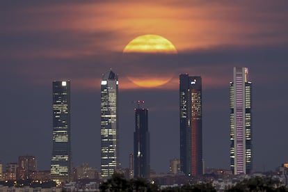 Diez años fotografiando los mismos elementos dan para muchas imágenes. “Sin exagerar, tengo más de 100.000 fotos”, cuenta el fotógrafo José Ángel Izquierdo (Alcantarilla, 50 años), que el pasado mes de enero publicaba ‘Titánides’ (Libros.com), un libro que recoge una selección de su enorme colección gráfica de las cinco torres que definen el ‘skyline’ de <a href="https://elviajero.elpais.com/tag/madrid/a" target="_blank">Madrid</a>. Los rascacielos comenzaron a colarse en las fotografías de Izquierdo como un elemento más del paisaje. Sin embargo, con el tiempo se acabaron convirtiendo en “una obsesión” para este informático de profesión.