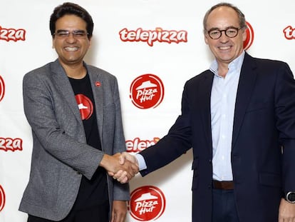 Milind Pant, presidente de Pizza Hut, y Pablo Juantegui, de Telepizza, en una imagen facilitada por la empresa española.