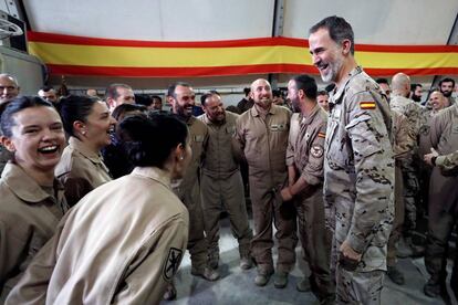 El rey Felipe VI conversa con militares españoles a su llegada este miércoles a Bagdad, en el día que cumple 51 años, para visitar a las tropas españolas que participan en la misión de la OTAN que adiestra al Ejército iraquí en la lucha contra el grupo terrorista Estado Islámico (EI).