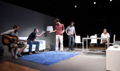 Borja Espinosa, Josep Sobrevals, Sergi Torrecilla, David Verdaguer y Sara Espígul, en una escena de Litus, de Marta Buchaca.