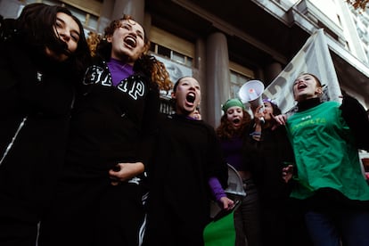 Mujeres y disidencias se manifiestan en las cercanas al Congreso de la Nacin, el 3 de junio de 2024 en Buenos Aires.