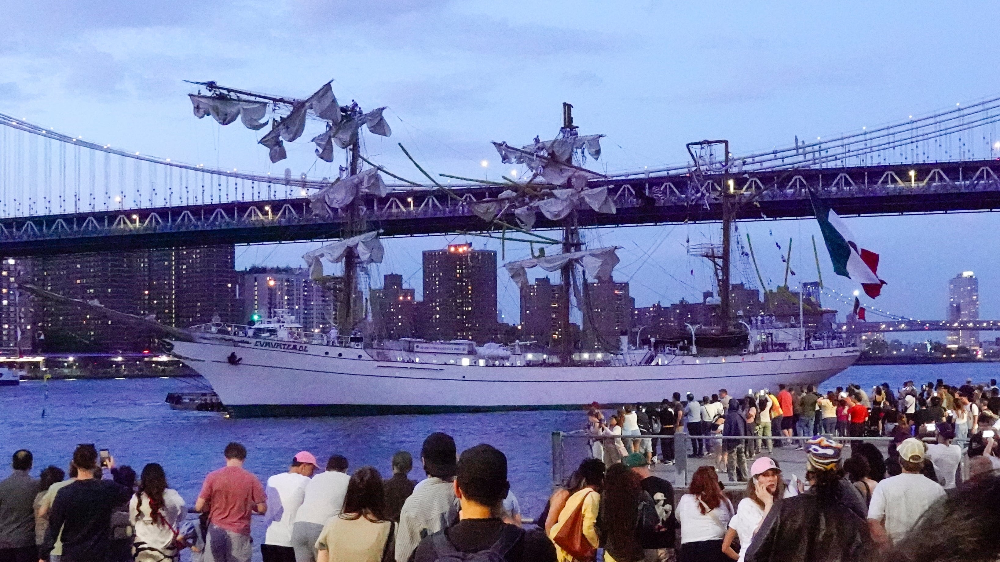 Dos tripulantes muertos al chocar el buque mexicano ‘Cuauhtémoc’ con el puente de Brooklyn  