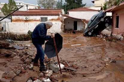 Vecinos comprueban los daños por las inundaciones en Mandra (Grecia), el 15 de noviembre de 2017.