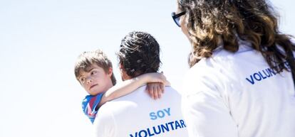 Voluntarias universitarias participan en un programa con niños.