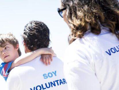 Voluntarias universitarias participan en un programa con niños.