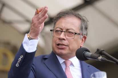 Gustavo Petro durante la ceremonia de ascenso a subtenientes ‘Curso General Jorge Duarte Blum’, en Bogotá, el 2 de junio de 2023.