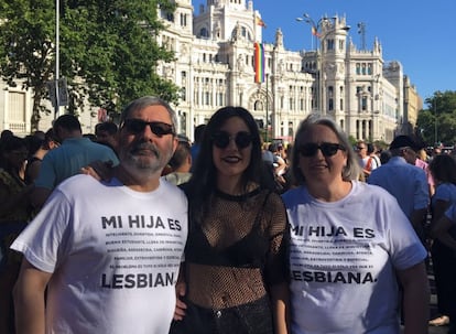 Pai, mãe e filha orgulhosos na Parada.