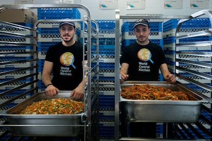 Juan Sahuquillo y Javier Sanz, cocineros del restaurante albaceteño Cañitas Maite, frente a dos bandejas de menestra de verduras que han cocinado en su restaurante de Albacete.