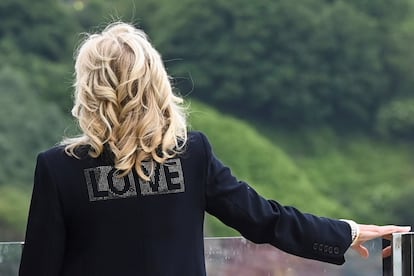 Detalle de la chaqueta de Jill Biden donde se lee la palabra 'Love', "amor", en Cornualles, el 10 de junio de 2021.