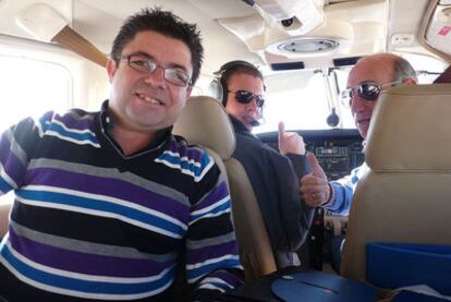 Antonio Fernández y Paco Jiménez, con el piloto que les llevó a Nelspruit.