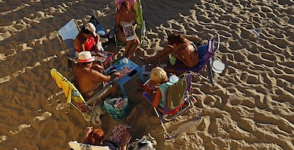 Mujeres en la playa de la Caleta, en Cádiz.
