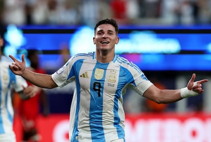 Julián Álvarez festeja el primer gol de Argentina.