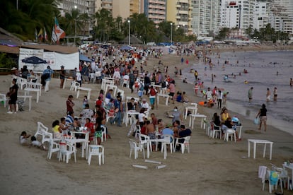 Turistas pasean en una playa en Acapulco, el 31 de diciembre de 2021.
