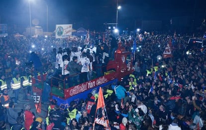 El camió que transportava els germans Márquez, enmig de la multitud als carrers de Cervera.