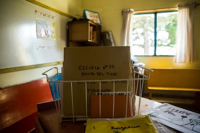 Una bandeja con cartas listas para ser enviadas, en la Escuela Rural 73. 