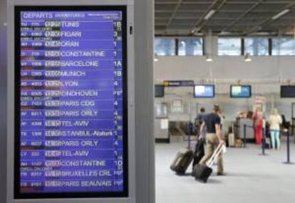 Una pantalla muestra información de los vuelos en el aeropuerto de Marignane en Francia. EFE/Archivo