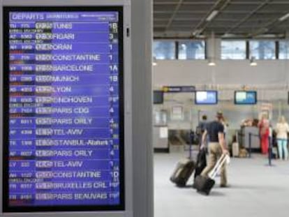 Una pantalla muestra información de los vuelos en el aeropuerto de Marignane en Francia. EFE/Archivo