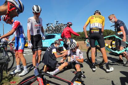 El corredor irlandes Nicolas Roche es tratado por los médicos después de una caída durante la décima etapa del Tour de Francia este jueves 8 de septiembre