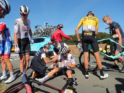 El corredor irlandes Nicolas Roche es tratado por los médicos después de una caída durante la décima etapa del Tour de Francia este jueves 8 de septiembre