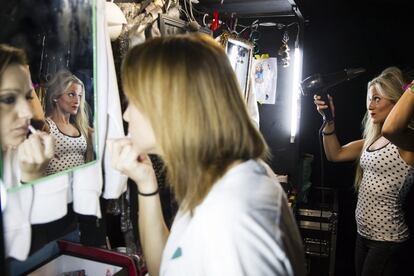 Las voces de la orquesta, Fátima Pego y Genma Lareo, se preparan en el camerino situado en la parte trasera del escenario.