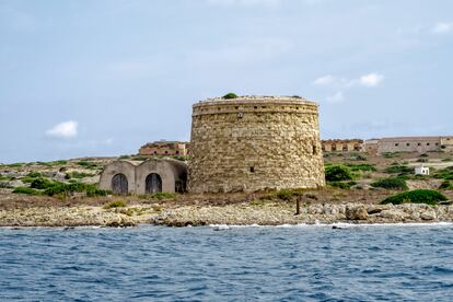 La torre defensiva de Sant Felipet, en la isla de Lazareto de Menorca (España).