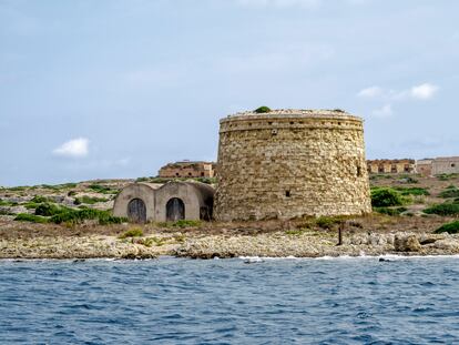 La torre defensiva de Sant Felipet, en la isla de Lazareto de Menorca (España).