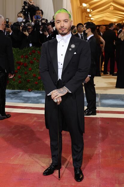 El cantante colombiano J Balvin tampoco se quiso perder la gran noche de la moda y acudió vestido de Ralph Lauren.