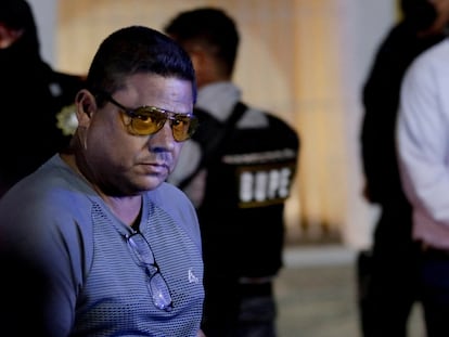 Mario Escobar, padre de Debanhi Escobar en el sitio donde fue encontrado el cuerpo de su hija la noche del jueves 21 de abril de 2022.