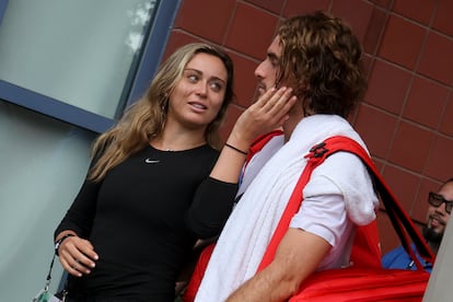 Paula Badosa and Stefanos Tsitsipas. The relationship between these players has sparked numerous headlines, with it being perhaps the most famous in tennis since the times of Graf and Agassi. But the two have also been criticized, with some arguing that the relationship has hurt their performance on the court. Spanish player Badosa told EL PAÍS that the criticism was upsetting: “It’s quite serious that people are going around saying things, because they are ruining the career of someone who has spent their whole life devoting themselves to it”. In the picture, the tennis players in New York in 2023.