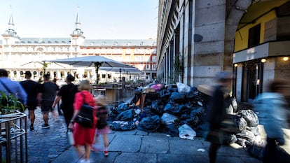 Montañas de basura en la Plaza Mayor de Madrid, el 24 de abril. 