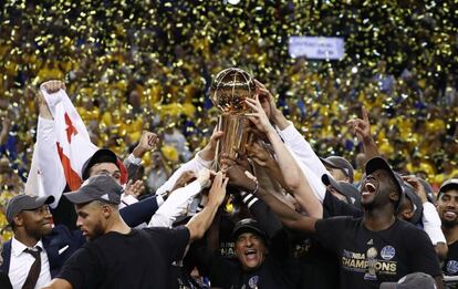 Jugadores de Golden State Warriors celebran su título de la NBA tras ganar el quinto partido a Cleveland Cavaliers.