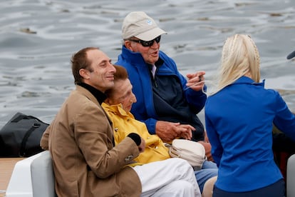 El rey emérito, acompañado por la infanta Margarita de Borbón; el hijo esta Alfonso Zurita, y Cristina Franze, mujer de Pedro Campos, anfitrión de don Juan Carlos, esta mañana, en aguas de Sanxenxo.