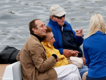 El rey emérito, acompañado por la infanta Margarita de Borbón; el hijo esta Alfonso Zurita, y Cristina Franze, mujer de Pedro Campos, anfitrión de don Juan Carlos, esta mañana, en aguas de Sanxenxo.