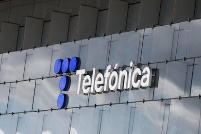 El logo de Telefónica en la sede de la empresa en Madrid.