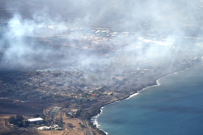 En Lahaina, al menos una docena de personas se echaron al mar para huir del fuego y tuvieron que ser rescatadas por el servicio de Guardacostas. En la imagen, vista general de la zona calcinada de Lahaina, el miércoles. 