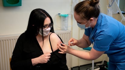 Una enfermera vacuna a una mujer en Carmarthen (Gales, Reino Unido), en abril de 2021. 