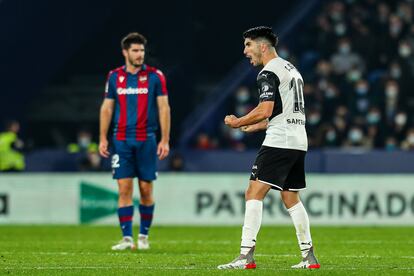 Carlos Soler celebra uno de los goles del Valencia.