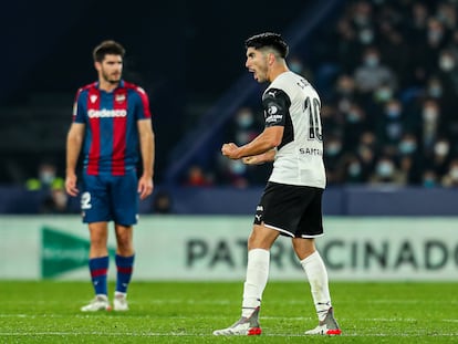 Carlos Soler celebra uno de los goles del Valencia.