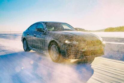 Imagen del BMW i4 camuflado